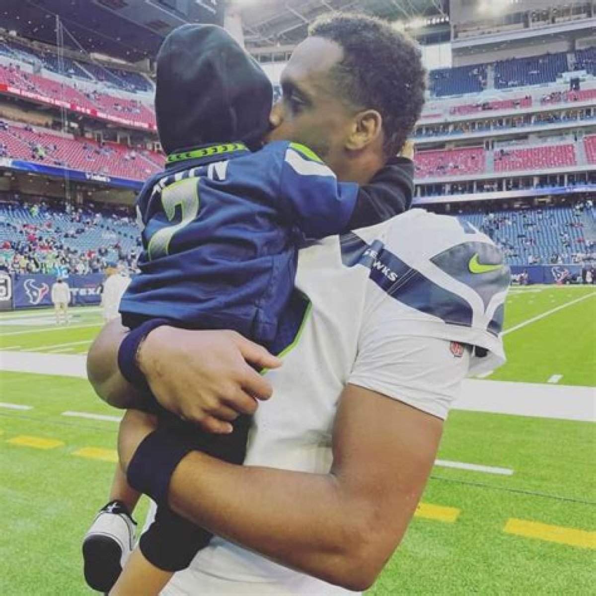 Geno Smith's Son: a Comprehensive Look into the Life and Legacy
