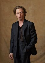 Jeremy Allen White's Height in Feet: the Surprising Truth