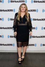 Kelly Clarkson Height, Age & Measurements – How Tall Is Kelly Clarkson?