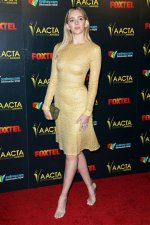 Natasha Bassett: Photos Hollywood Life ·