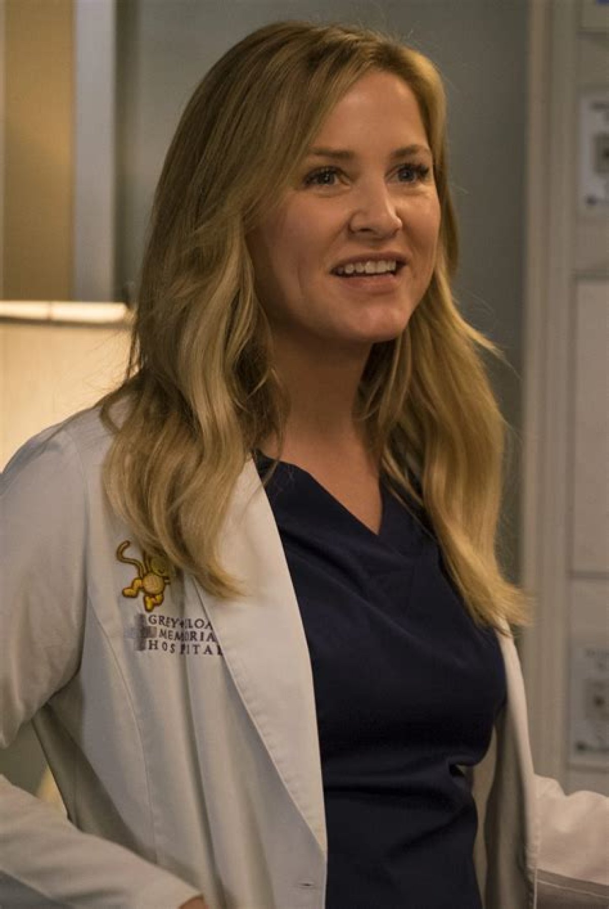 Top Tv Shows Featuring Arizona Robbins: a Comprehensive Guide